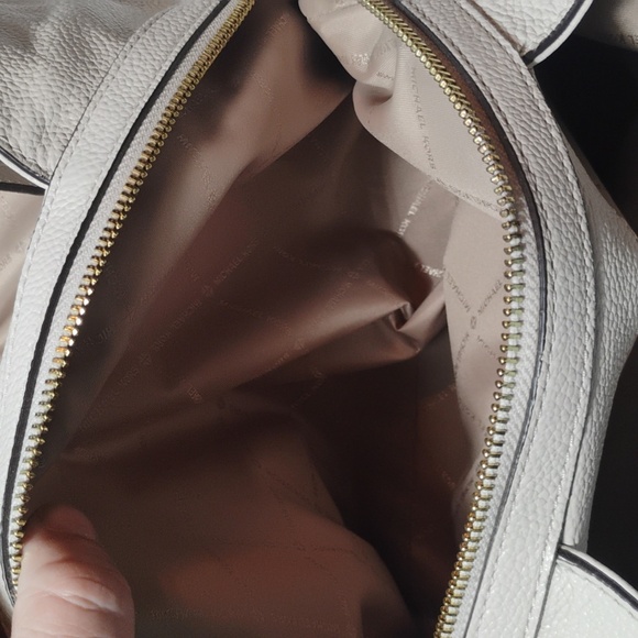 Michael Kors Raven Large Leather Shoulder Bag Creme NWOT - Picture 9 of 13